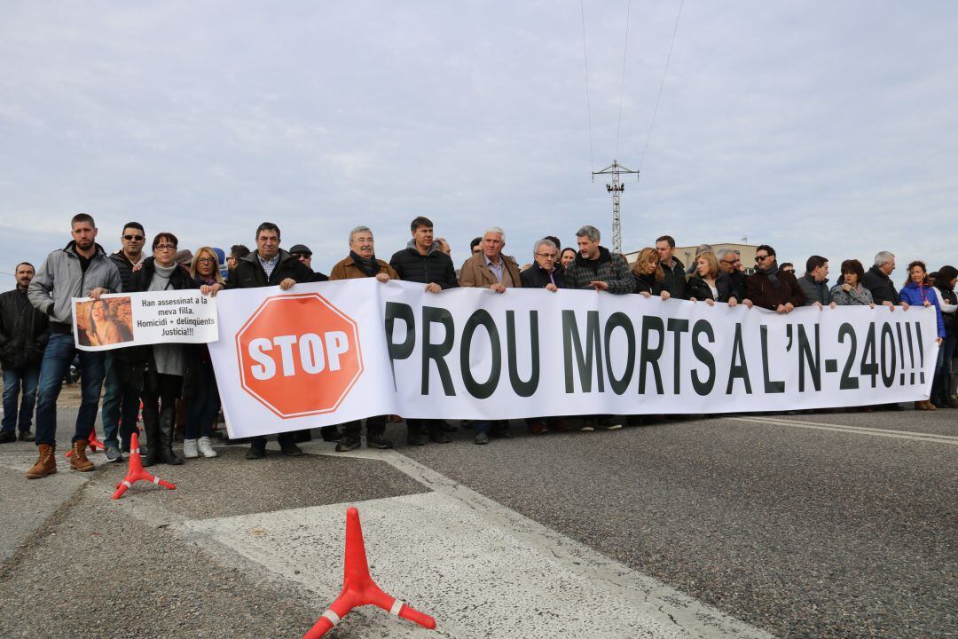 Foto d'arxiu d'una de les protestes de la Plataforma Prou Morts a la N-240 reivindicant millores en la seguretat viària d'aquesta carretera.