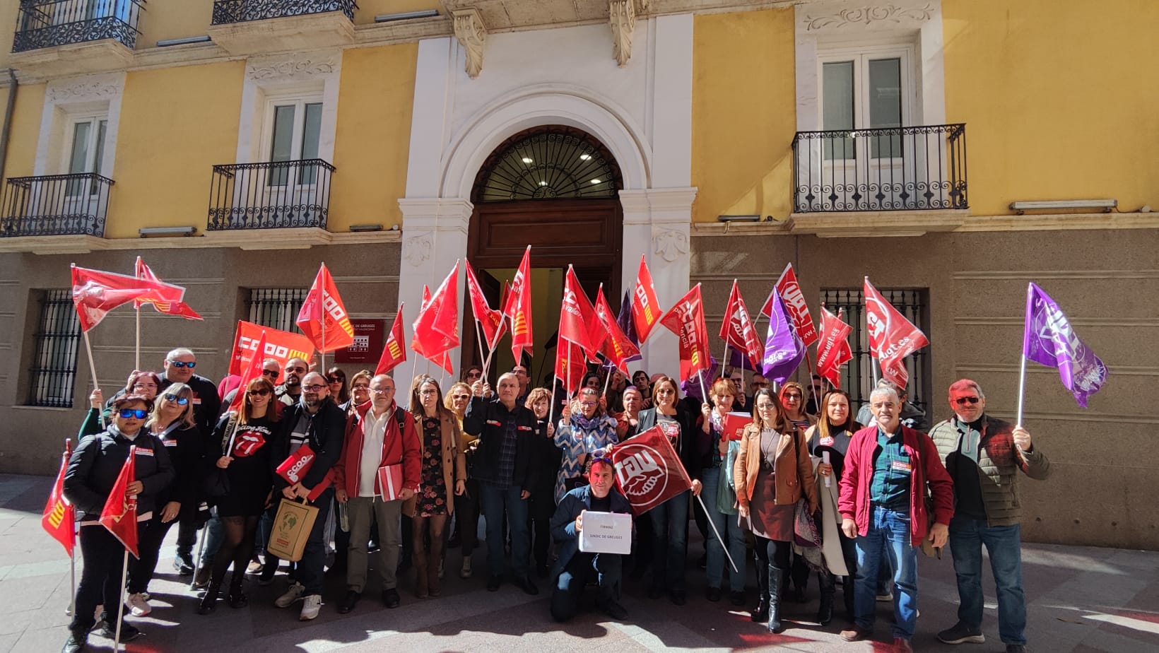 Los representantes sindicales tras denunciar los incumpliemientos autonómicos ante el Síndic