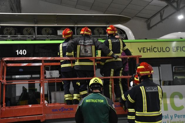 Bomberos de Córdoba formándose en la intervención en autobuses propulsados por gas