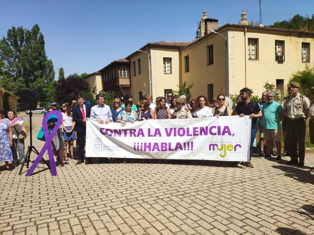 Concentración contra la violencia machista en el patio de la Subdelegación de Defensa de Segovia 