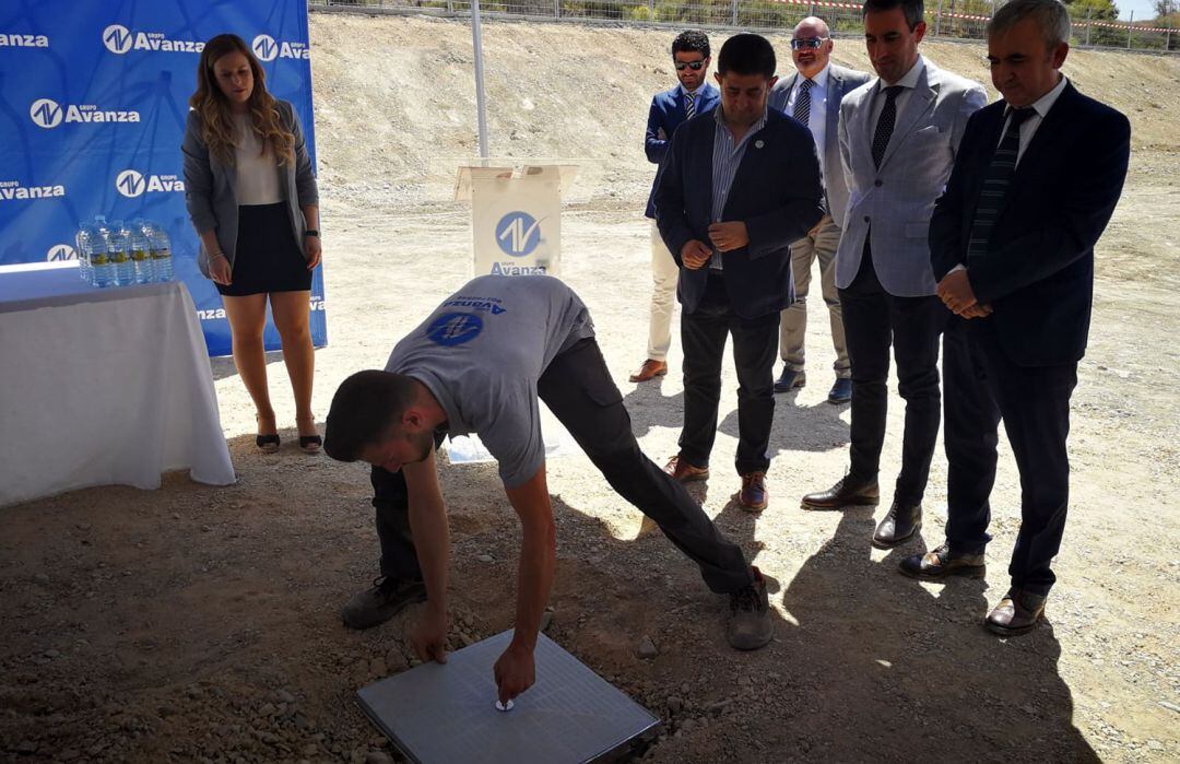 De izquierda a derecha, el presidente de la Diputación de Jaén, Francisco Reyes; el director general del Grupo Avanza, Javier de la Casa, y el alcalde de Mengíbar, Juan Bravo, ven como un empleado coloca la primera piedra.