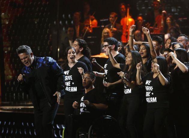 Alejandro Sanz cantando con los &#039;dreamers&#039;