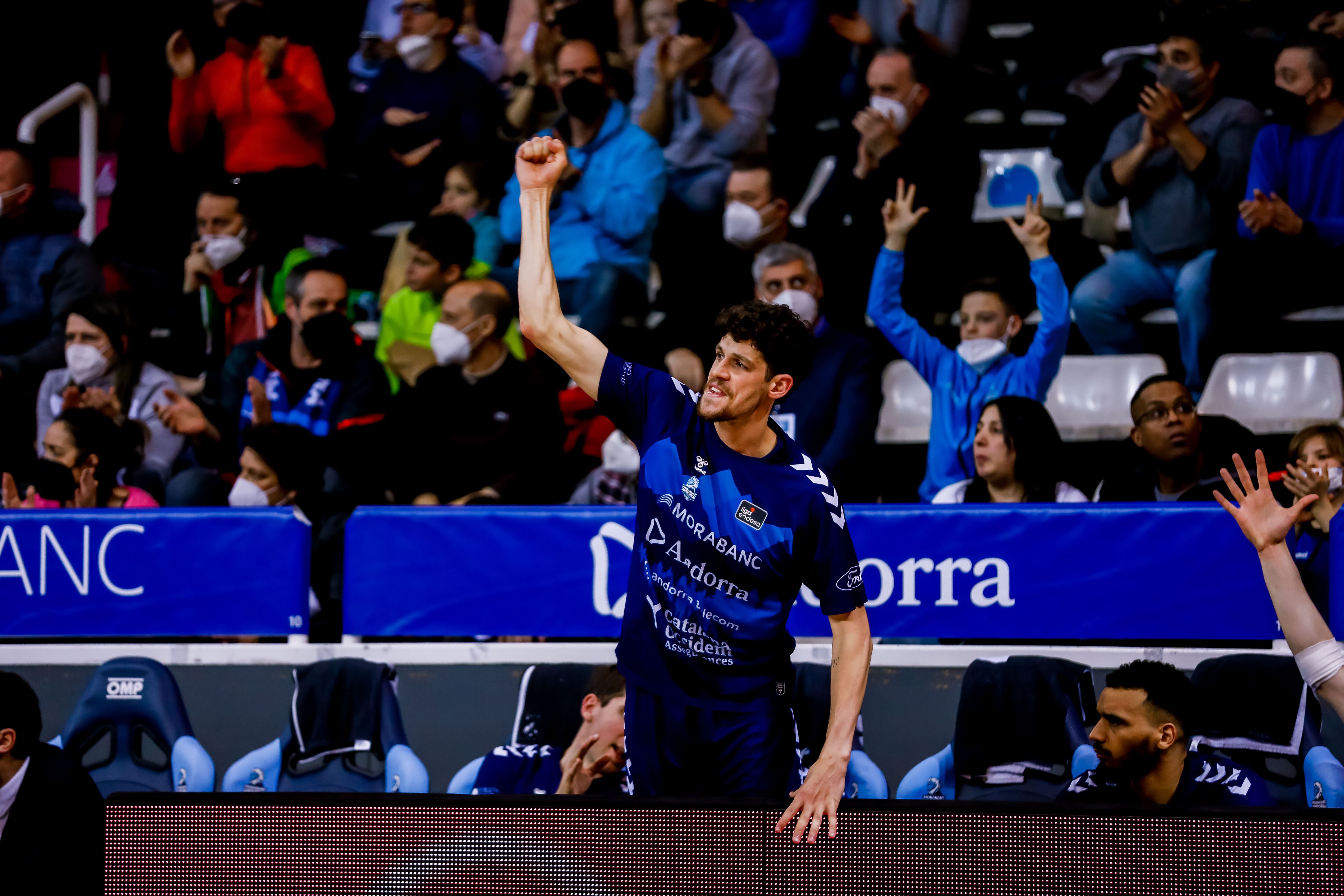 Oriol Paulí celebrant una cistella.