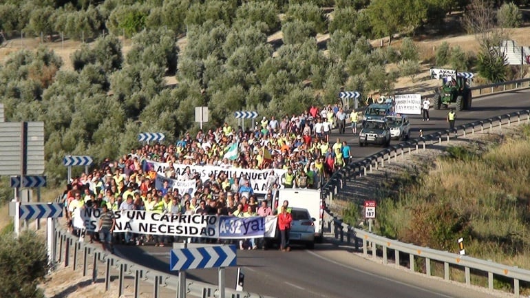 Manifestación el pasado 29 de junio del 2017, para exigir la constgrucción de la autovía A32 hasta Albacete. En la imagen, vehículos detenidos junto a los manifestantes y que no fueron desviados por la antigua travesía.