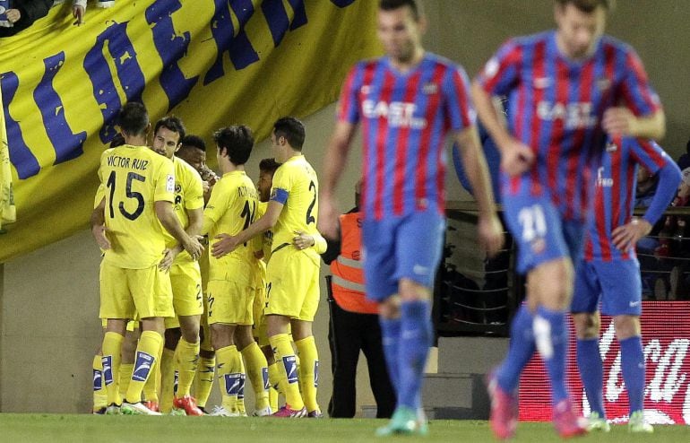 Los jugadores del Villarreal celebran el gol del argentino Luciano Vietto durante el partido de la vigésima jornada de Liga en Primera División.