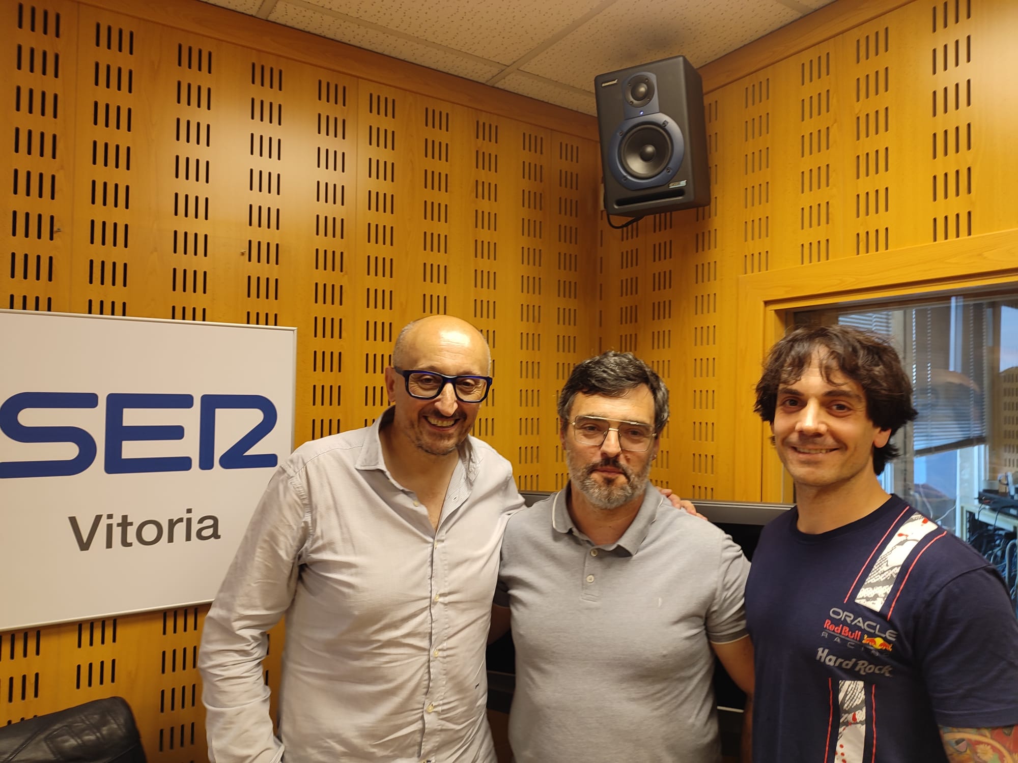 Andrés, Iñigo y Gorka en los estudios de SER Vitoria