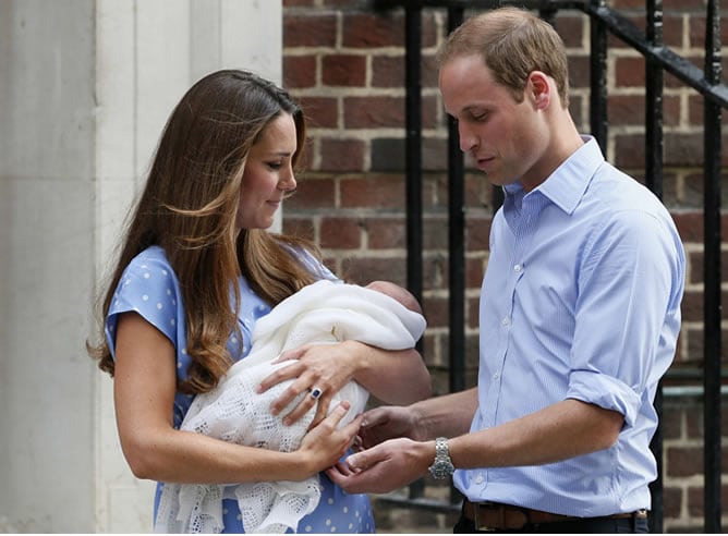 El príncipe Guillermo y su esposa Catalina, los duques de Cambridge, presentan a su niño a la salida de la clínica