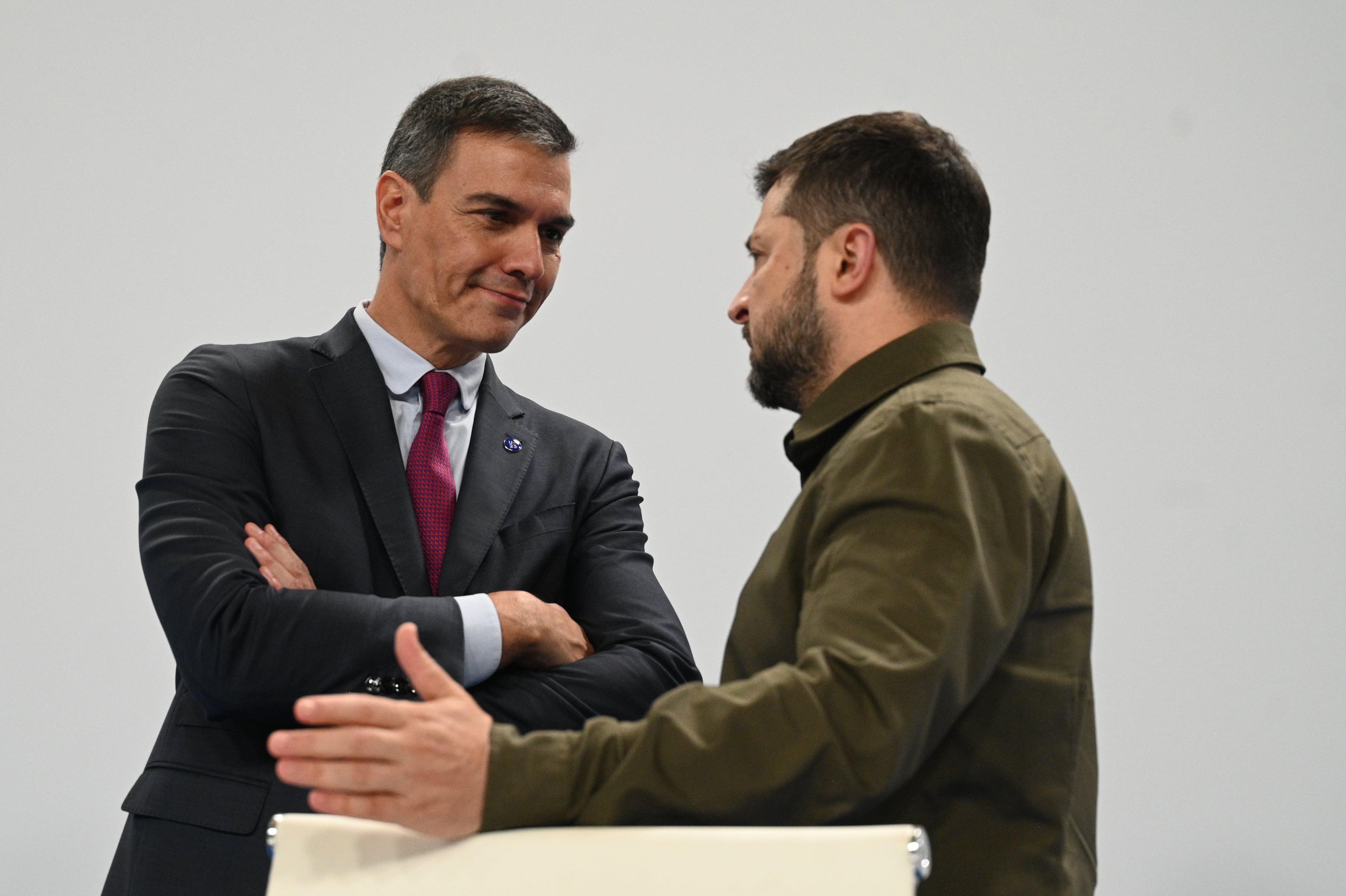 El presidente del Gobierno en funciones, Pedro Sánchez (i), conversa con el presidente de Ucrania, Volodímir Zelenski (d)