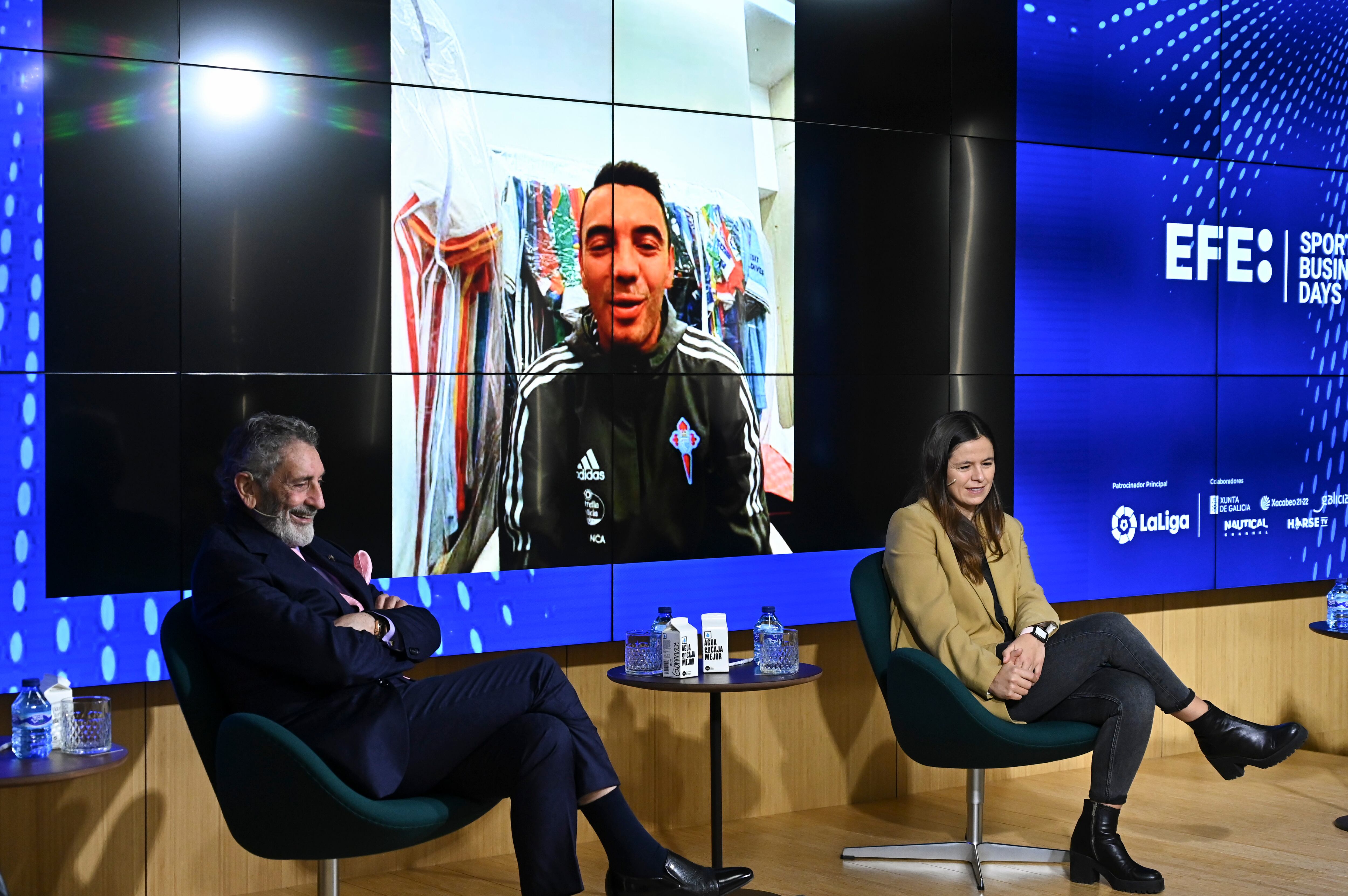 El capitán del Celta Iago Aspas participa por videoconferencia en el Foro Efe Sport Business "La industria del deporte en Galicia" junto a Carlos Mouriño (i), presidente del Real Club Celta; y Sofía Toro, gerente del Clúster de la Industria del Deporte de Galicia, este miércoles en Madrid. EFE/ Fernando Villar