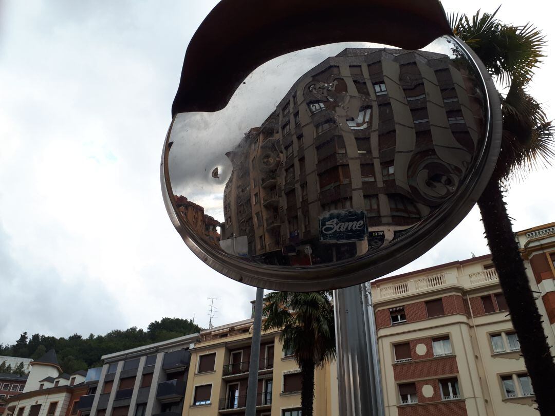 Imagen reflejada en un espejo del casco urbano de Eibar