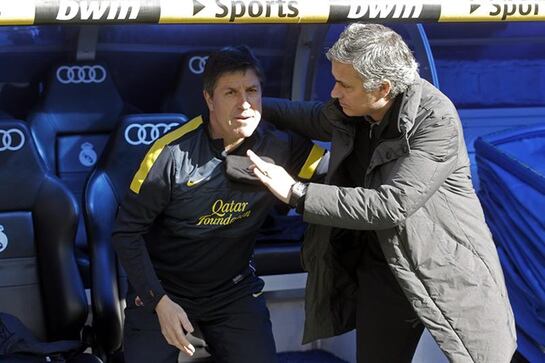 El entrenador del Real Madrid, el portugués José Mourinho, con el segundo entrenador del Barcelona Jordi Roura, antes del partido correspondiente a la vigésima sexta jornada de liga en Primera División que se disputa esta tarde en el estadio Santiago Bern