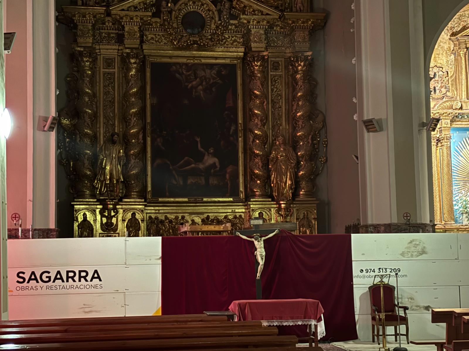 Aspecto que ofrece el interior de la Basílica de San Lorenzo, con el altar tapado