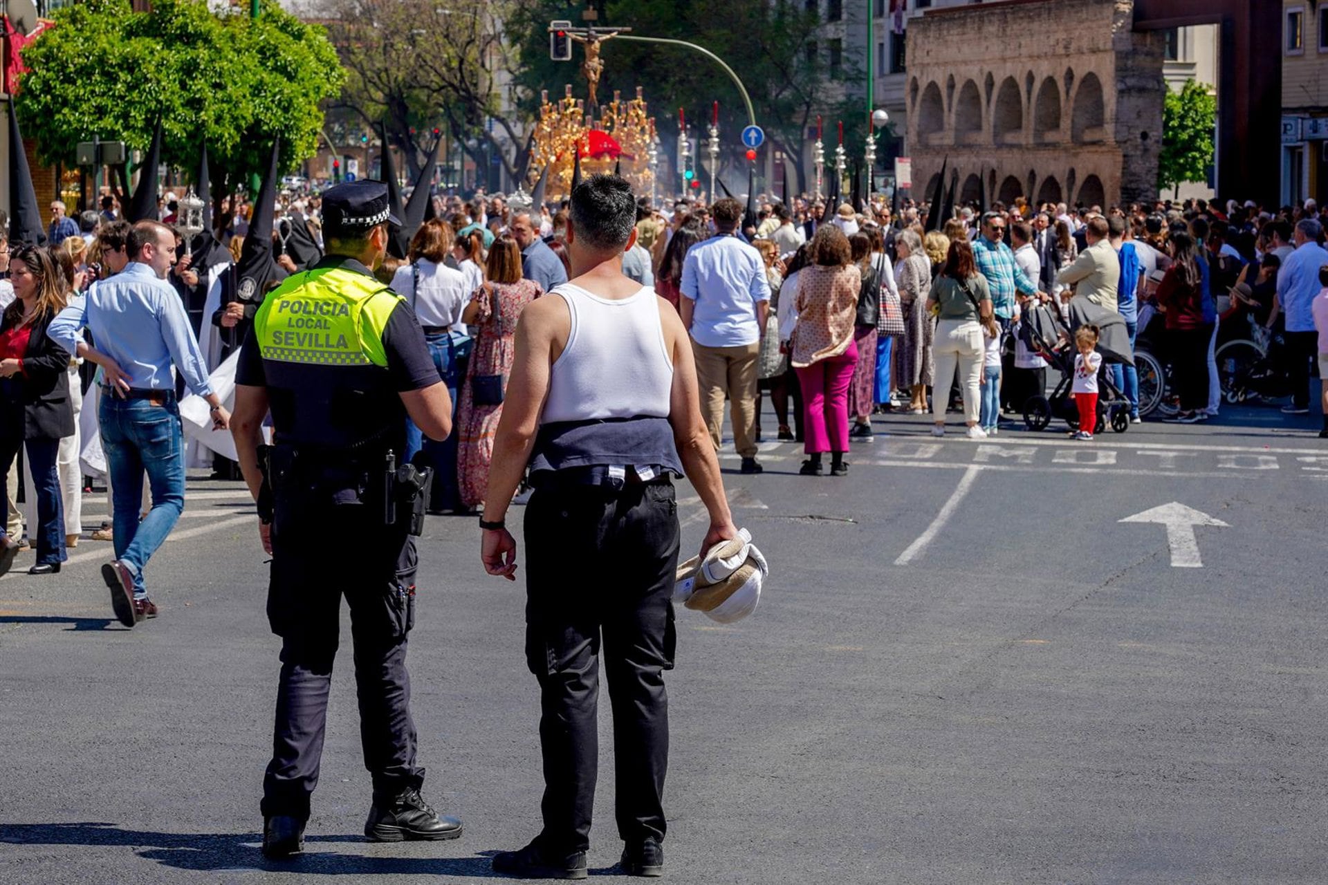 Imagen de archivo de un policía municipal y un costalero en Sevilla/ Eduardo Briones/ Europa Press