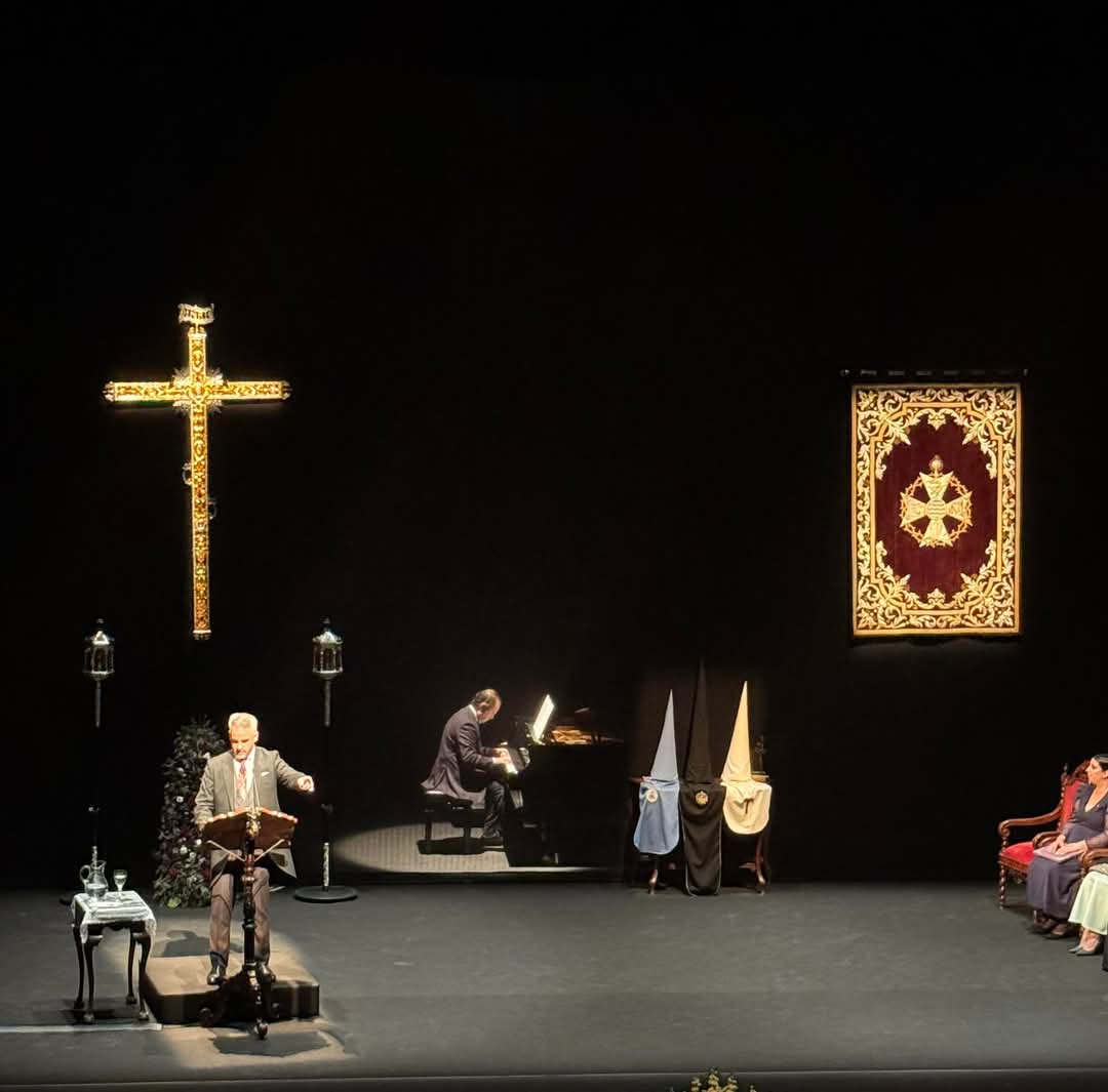 David Puerto durante el Pregón de la Semana Santa de Jerez en el Villamarta