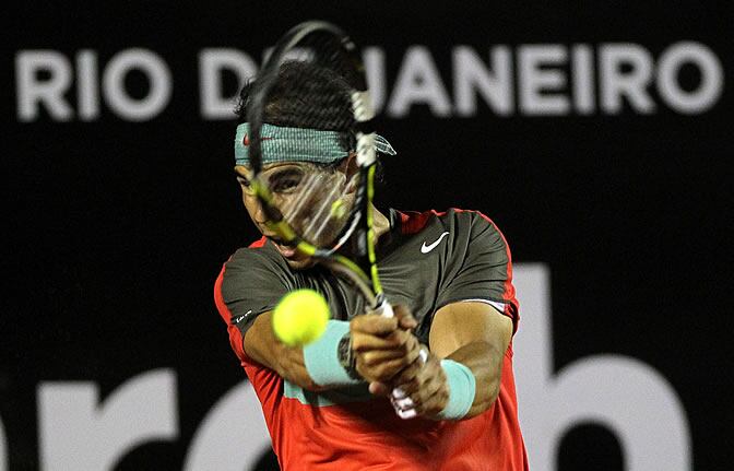 Nadal golpea una bola durante el torneo de Río de Janeiro