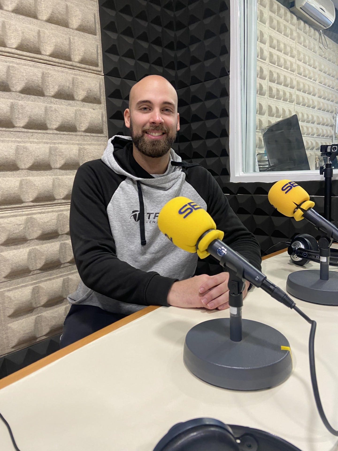 Jorge Angulo gerente del nuevo centro de entrenamiento Triland en los estudios de Radio Morón.