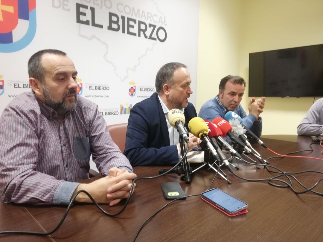 El presidente de la Mesa, Gerardo Álvarez Courel junto a los responsables comarcales de CCOO y UGT