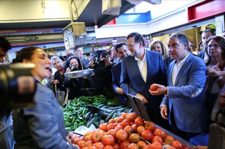 El presidente del Gobierno en funciones, Mariano Rajoy junto al presidente provincial del PP, Elías Bendodo, durante su visita al Mercado de Atarazanas