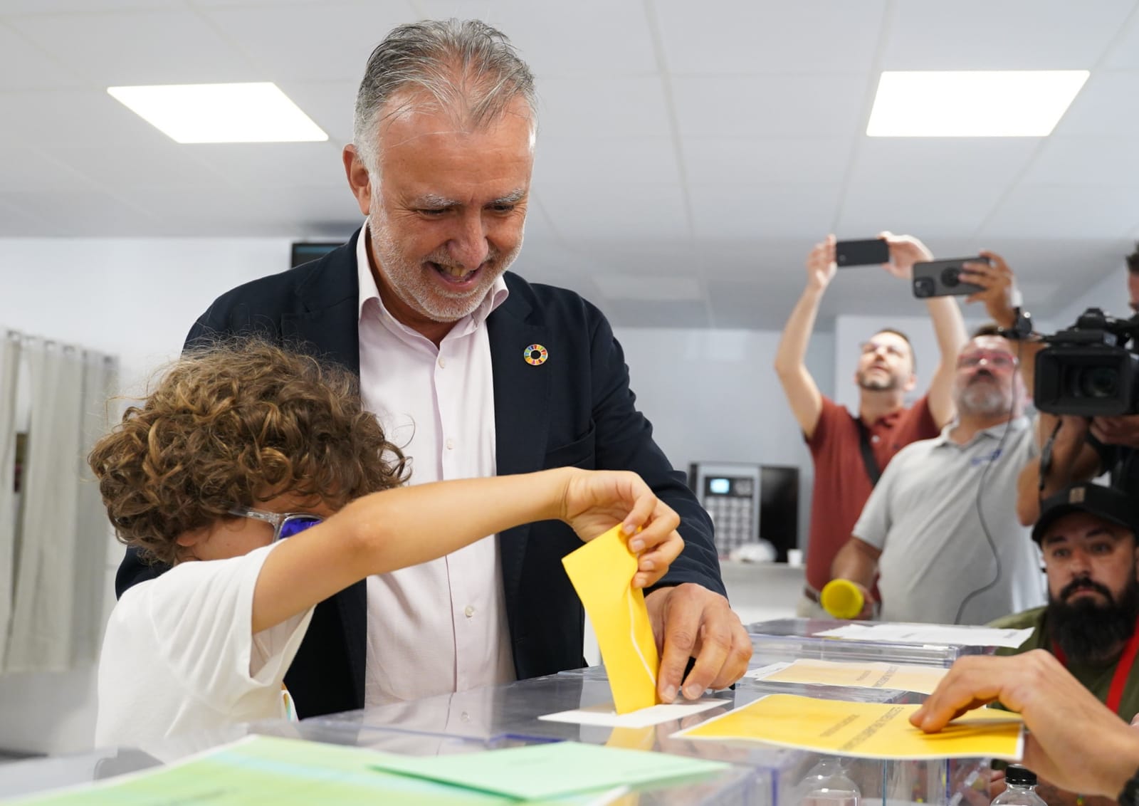 Ángel Víctor Torres deposita su voto junto a su hijo.