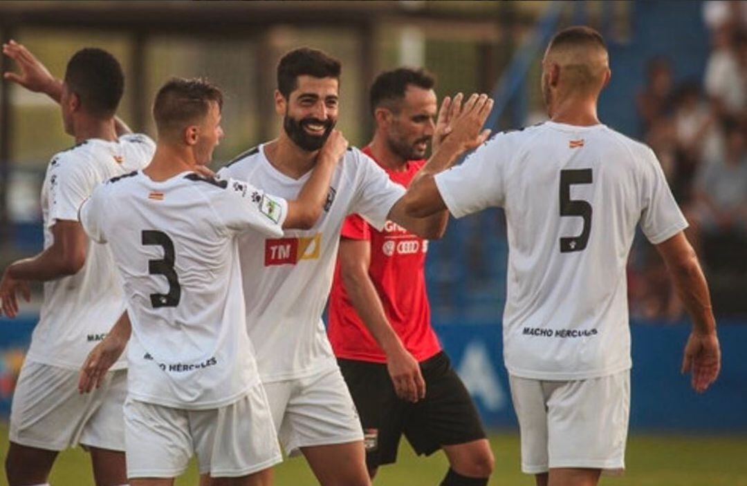 Carlos Martínez, celebra su gol con sus compañeros