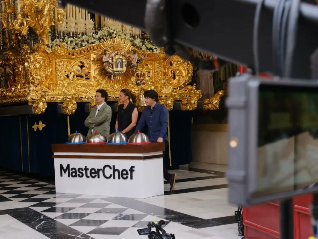 Un momento de la grabación de MasterChef ante los sagrados titulares de Málaga en sus tronos