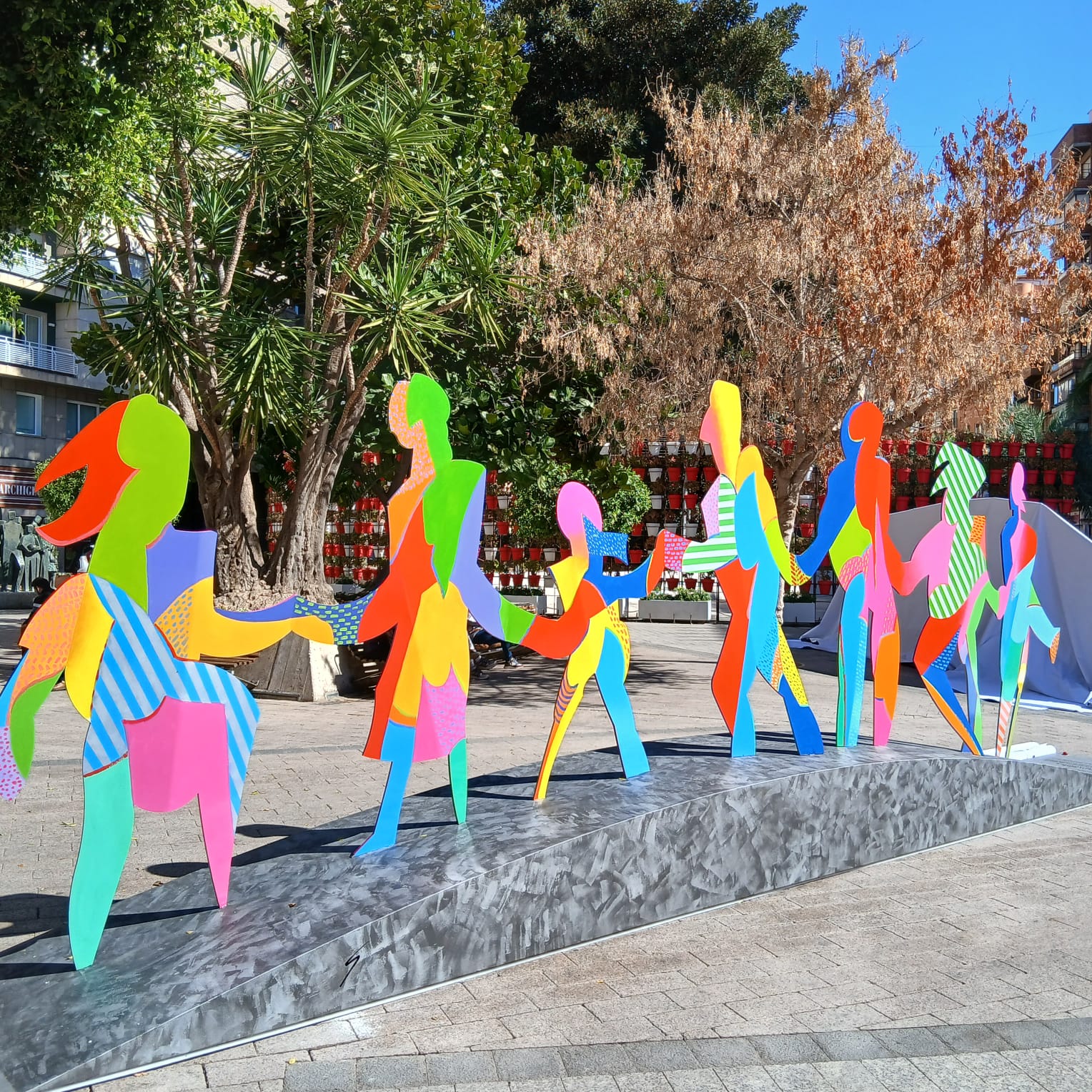 Detalle de la instalación escultórica &#039;Solos somos invisibles, pero juntos somos invencibles&quot;, obra de Cristóbal Gabarrón.