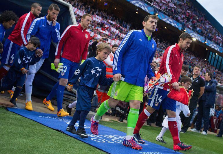 Los jugadores del Real Madrid y del Atlético, en el partido de ida.