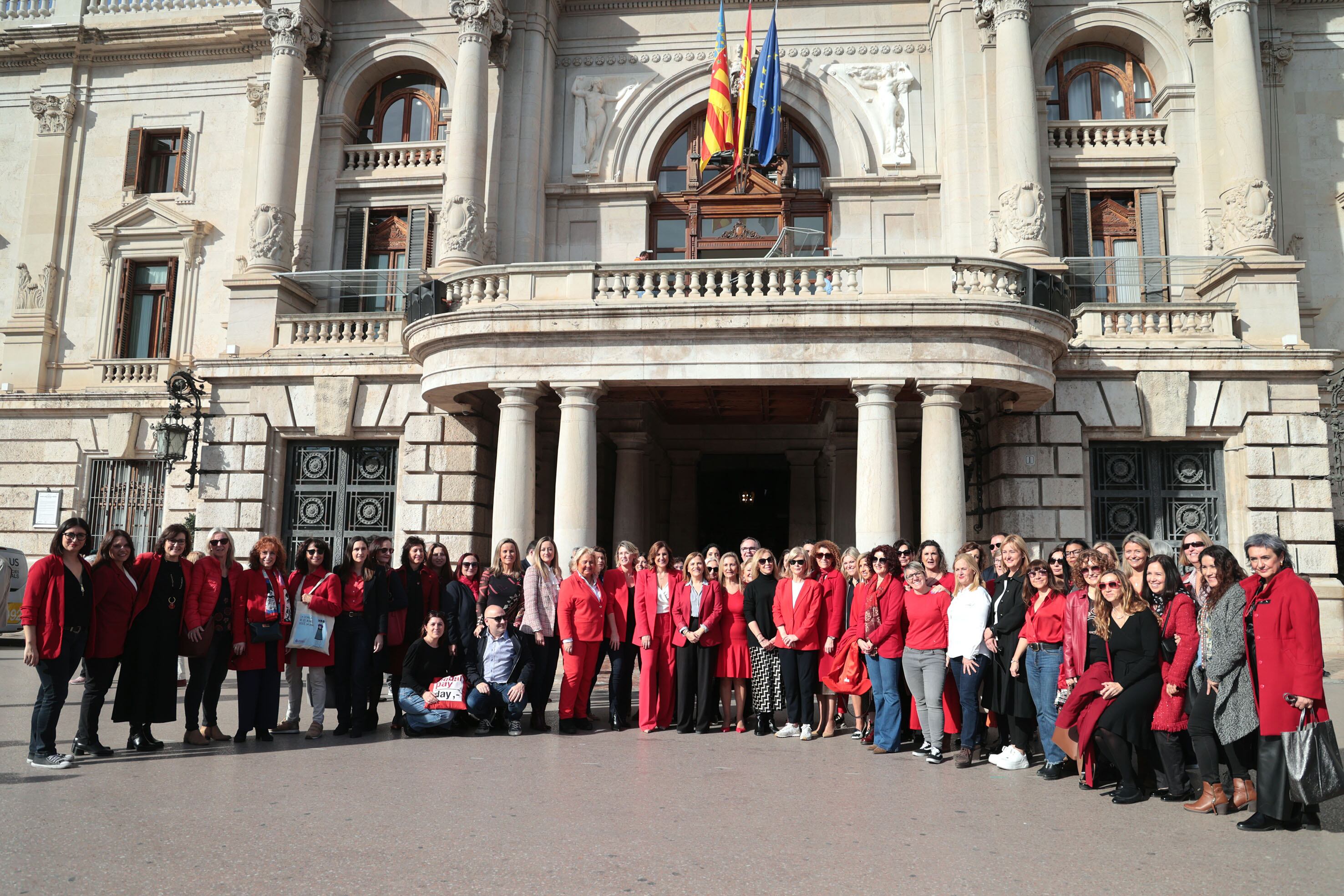 La alcaldesa de València, María José Catalá, asiste a la mesa informativa con motivo de la celebración del Dia Internacional de la Igualdad Salarial, organizada por la Asociación de Empresarias y Profesionales de Valencia (EVAP)