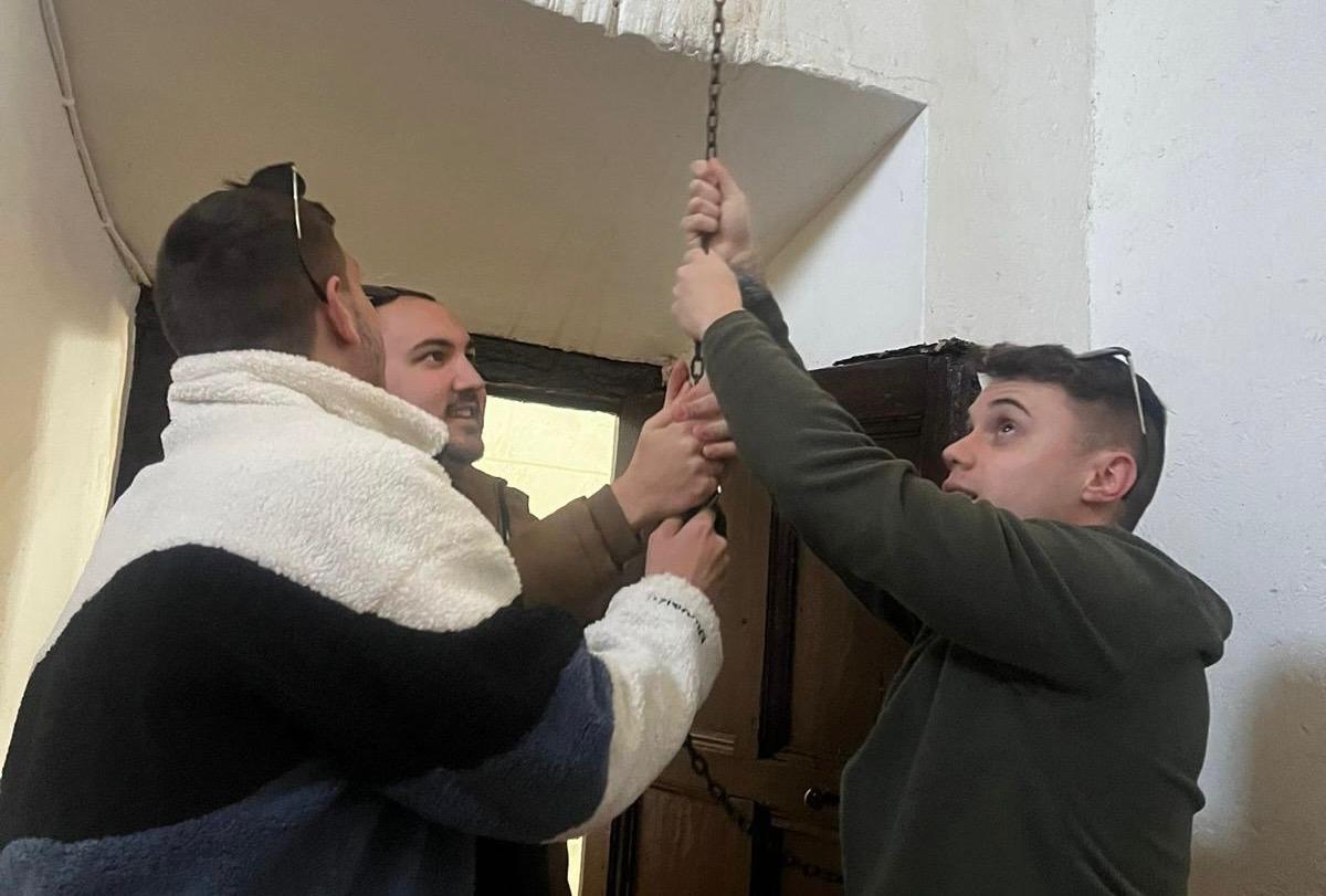 Los quintos son los auténticos protagonistas en las fiestas de San Antón de Villanueva de la Jara (Cuenca) con la participación en todos los rituales como el toque de la campana.