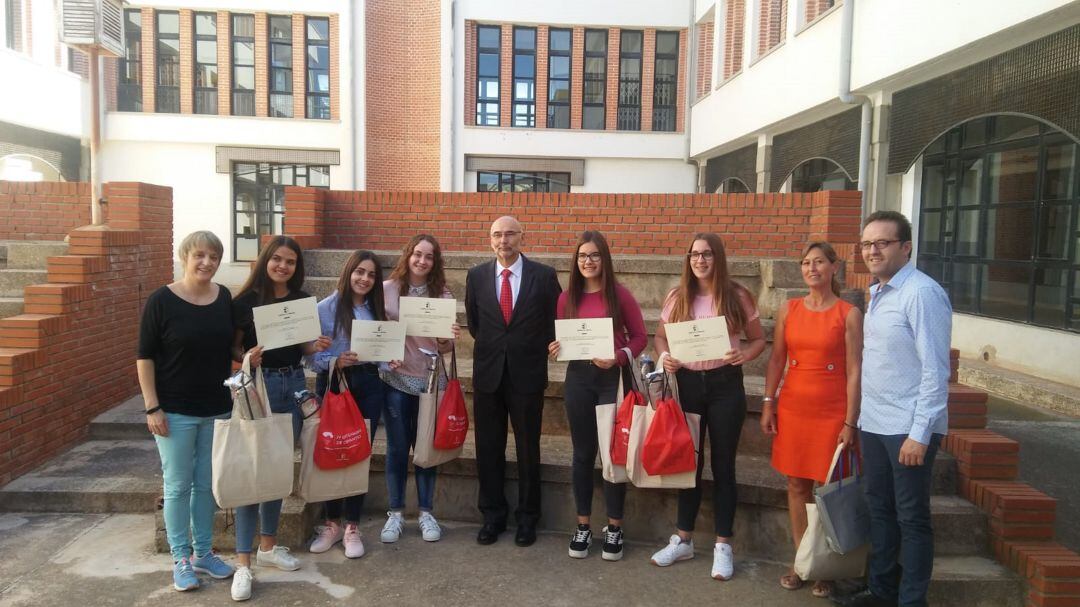 El grupo Ecochicas recibe el premio de manos del director general de Consumo.