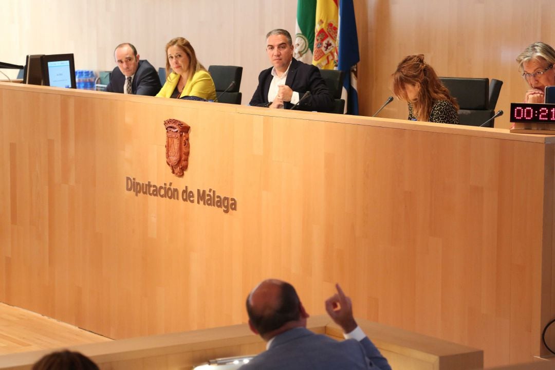 Pleno de la Diputación de Málaga junio 2018 Bendodo se dirige a Conejo