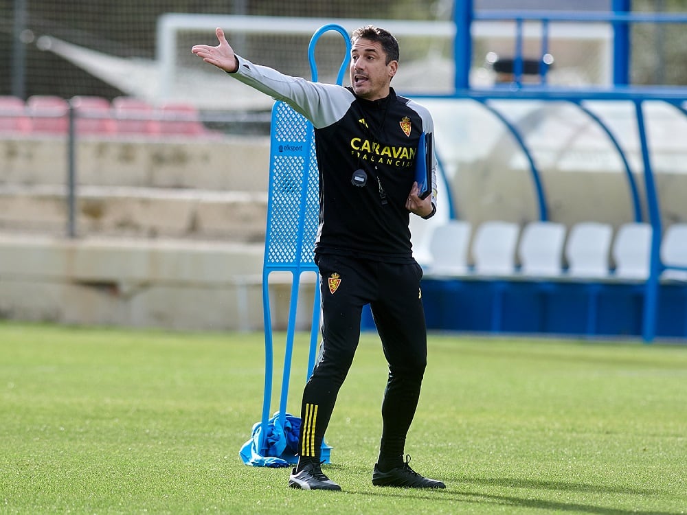 Julio Velázquez da instrucciones en un entrenamiento en la Ciudad Deportiva