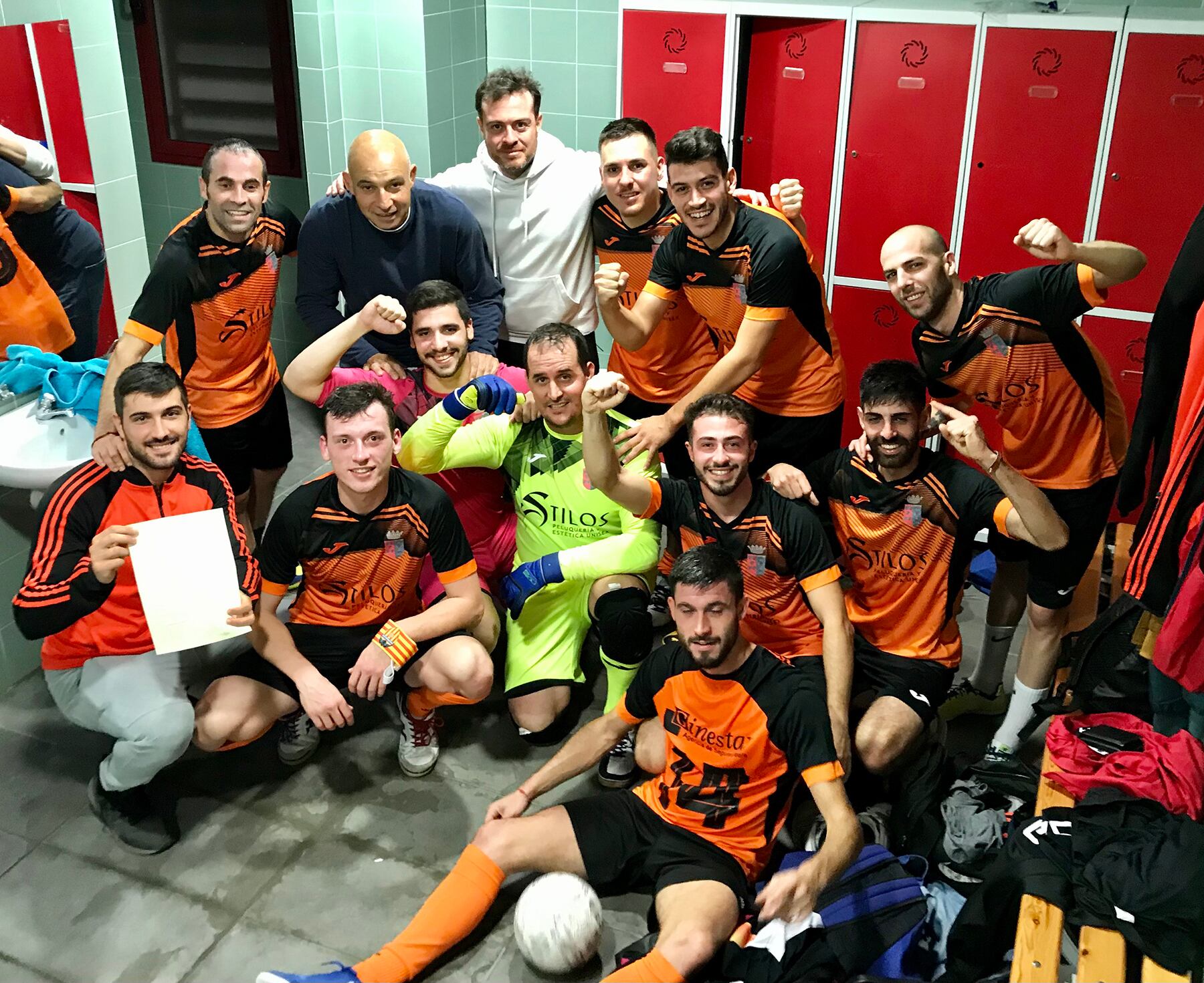 Los jugadores del equipo de el Ràfol d&#039;Almúnia celebrando la victoria.