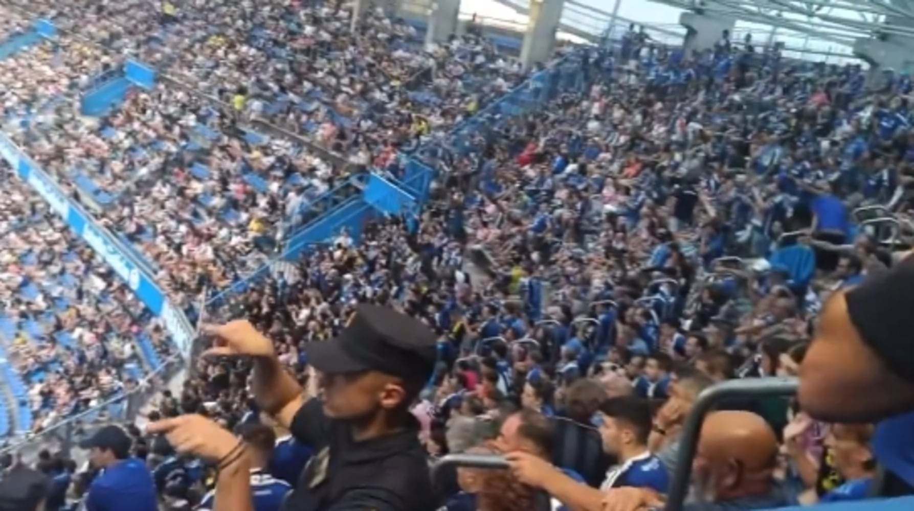 Policía Nacional pidiendo el VAR en Riazor