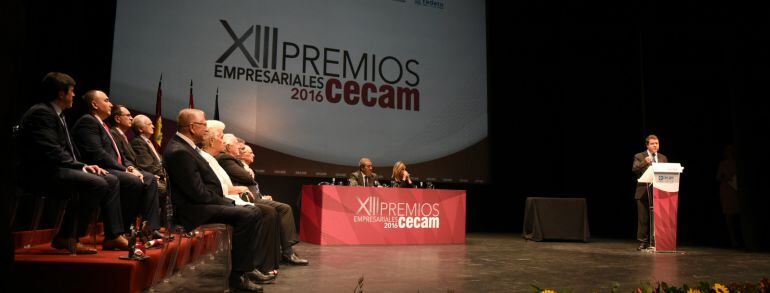 García Page durante la entrega de premios de CECAM, la patronal de Castilla-La Mancha