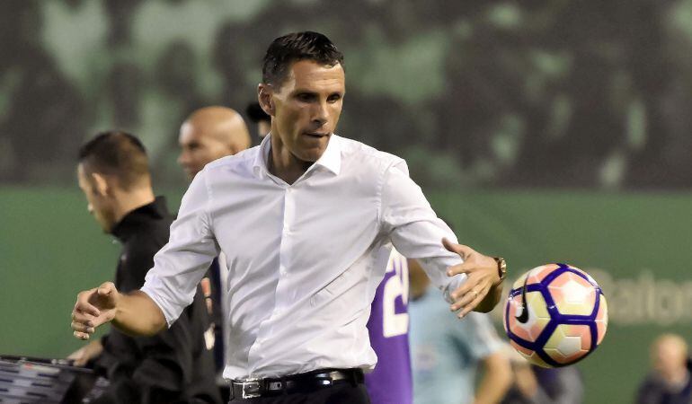 GRA428. SEVILLA.- El técnico uruguayo del Real Madrid, Gustavo Poyet, durante el encuentro correspondiente a la octava jornada de primera división, que han disputado esta noche frente al Real Madrid en el estadio Benito Villamarín de Sevilla. EFE Raúl Car