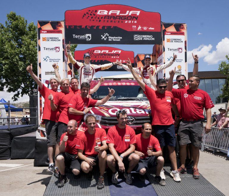 El piloto catarí Nasser Al Attiya y su equipo en el podio tras imponerse vencedor de La Baja Aragón 2016.
