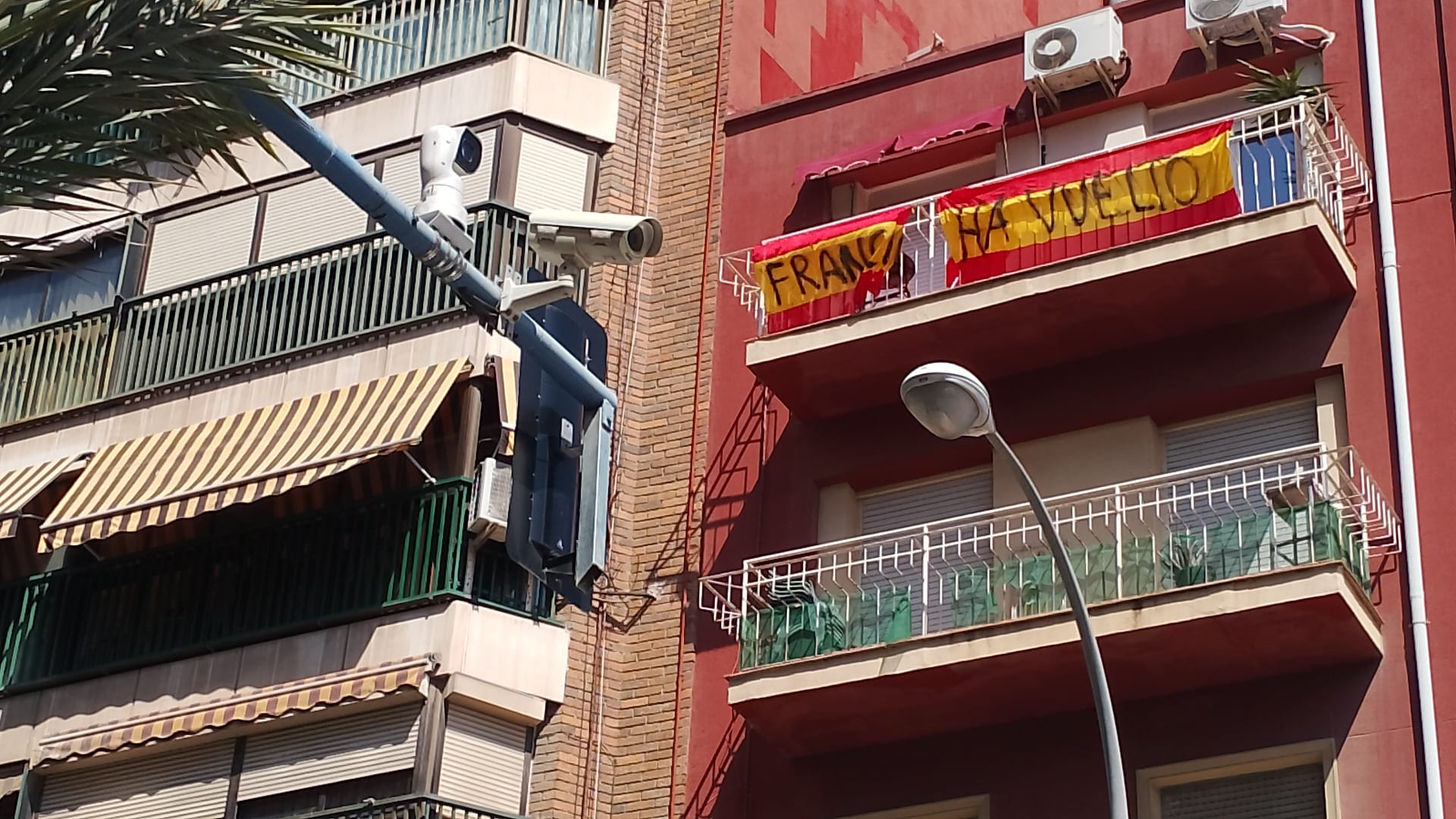 Bandera en el balcón de Alicante con la leyenda &quot;Franco ha vuelto&quot; que ya ha retirado su autor y que se correspondía con una expresión artística