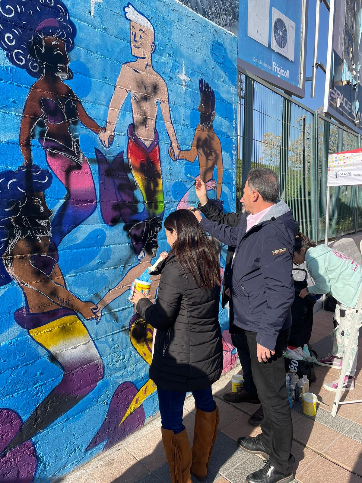 Restauración del mural LGTBI que ha sufrido actos vandálicos en Getafe.