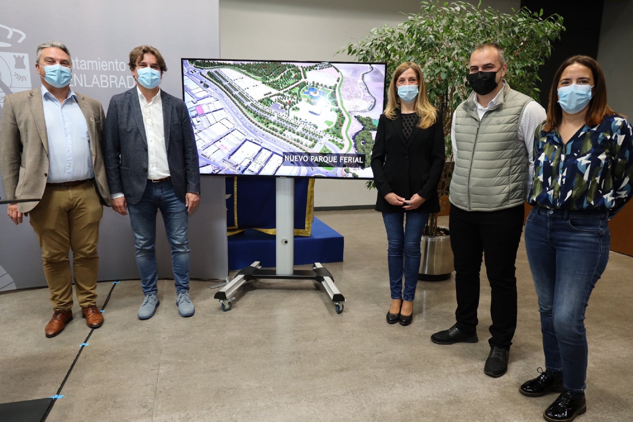 Javier Ayala, alcalde de Fuenlabrada, junto con otros concejales del gobierno local,  presenta el proyecto del nuevo recinto ferial, cuyas obras se adjudicarán a finales de año.