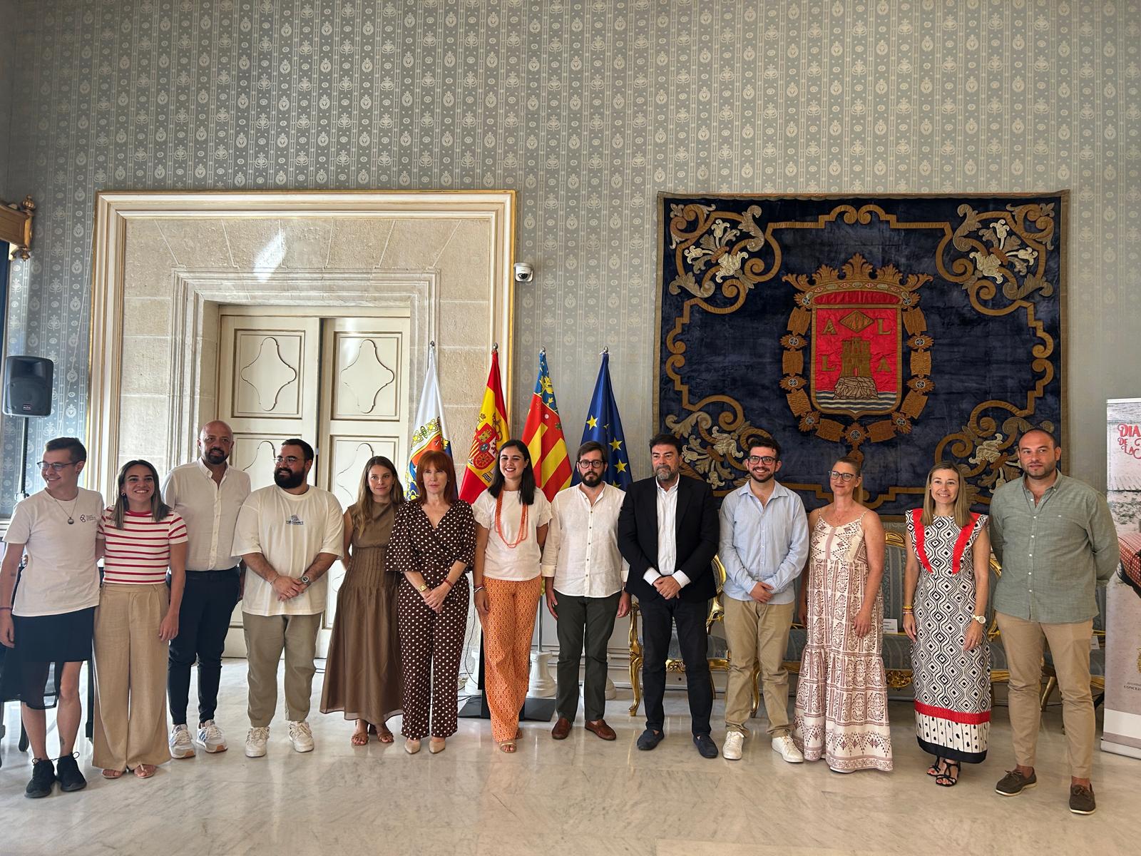 Acto institucional celebrado en el Salón Azul del Ayuntamiento de Alicante con motivo del Día Internacional de la Juventud