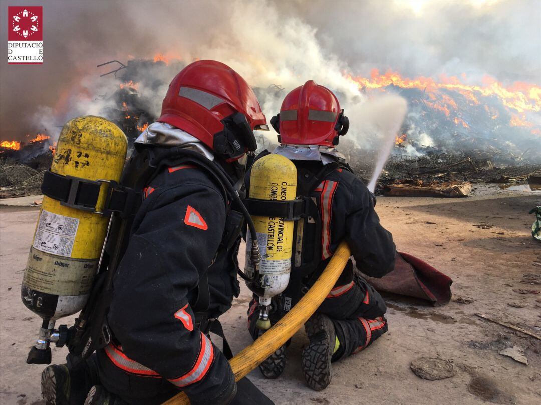 Los bomberos trabajan en la extinción de un incendio industrial en la planta de reciclaje de Onda, Reciplasa