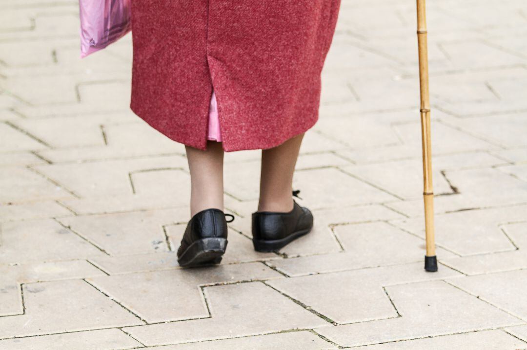 Una persona mayor caminando.