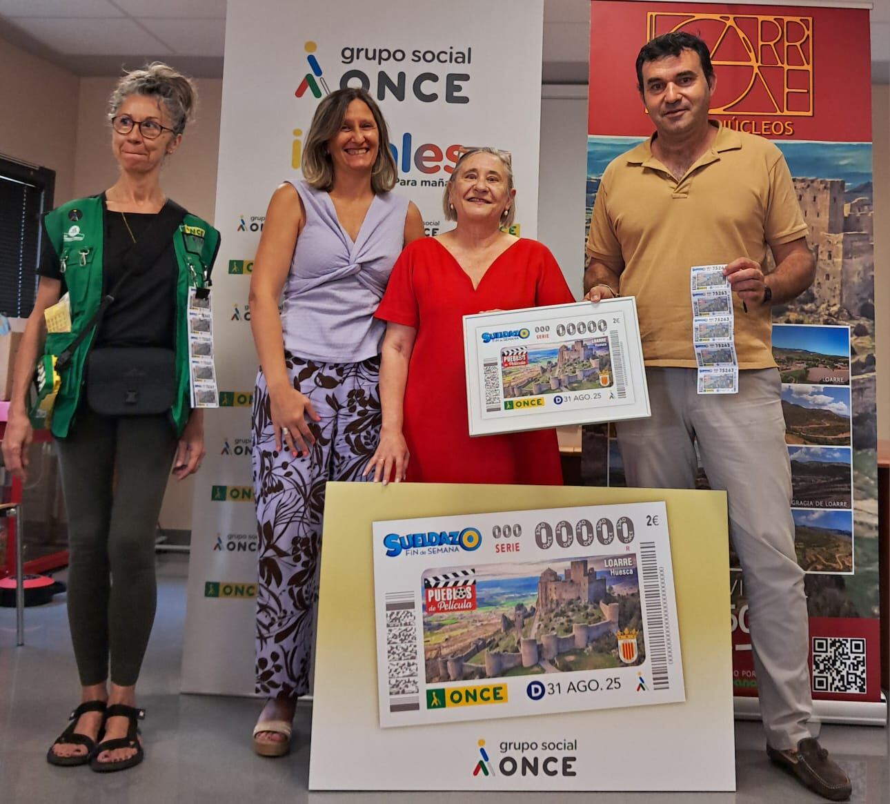 Responsables de la ONCE y del Ayuntamiento de Loarre en la presentación del cupón