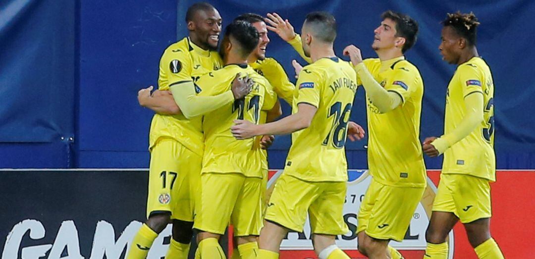 Los jugadores del Villarreal celebran un gol