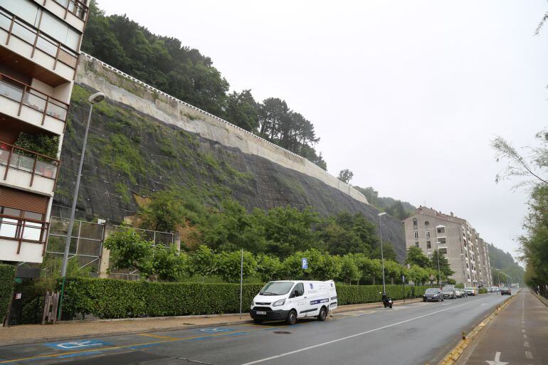 Vista de la ladera de la carretera del Faro de Hondarribia en la que se han desarrollado los trabajos de consolidación.