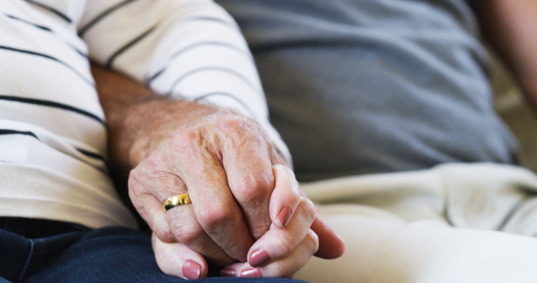 Un matrimonio agarrado de la mano. 