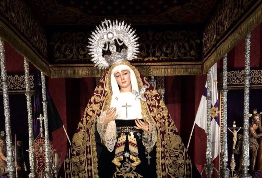 La Virgen de La Victoria ya está entronizada en su paso de palio para el traslado del domingo a la Catedral