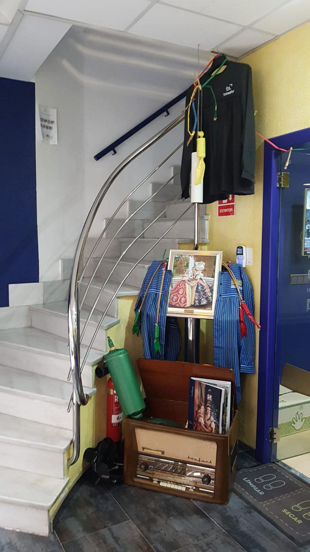 Motivos falleros en la entrada del centro del Grupo Radio Gandia