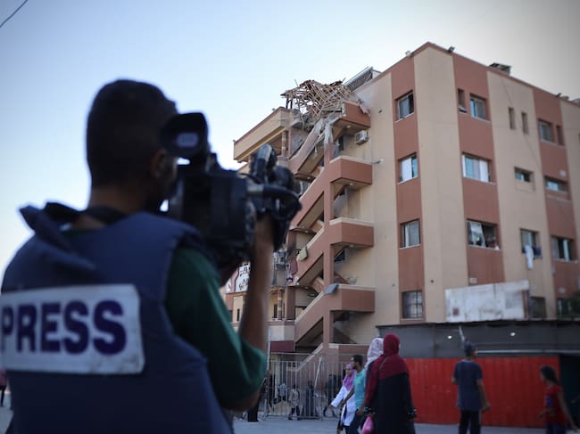 Un periodista palestí a Khan Yunis, Gaza, el setembre de l'any passat, el pitjor país per exercir el periodisme actualment on només enguany han mort cinc professionals